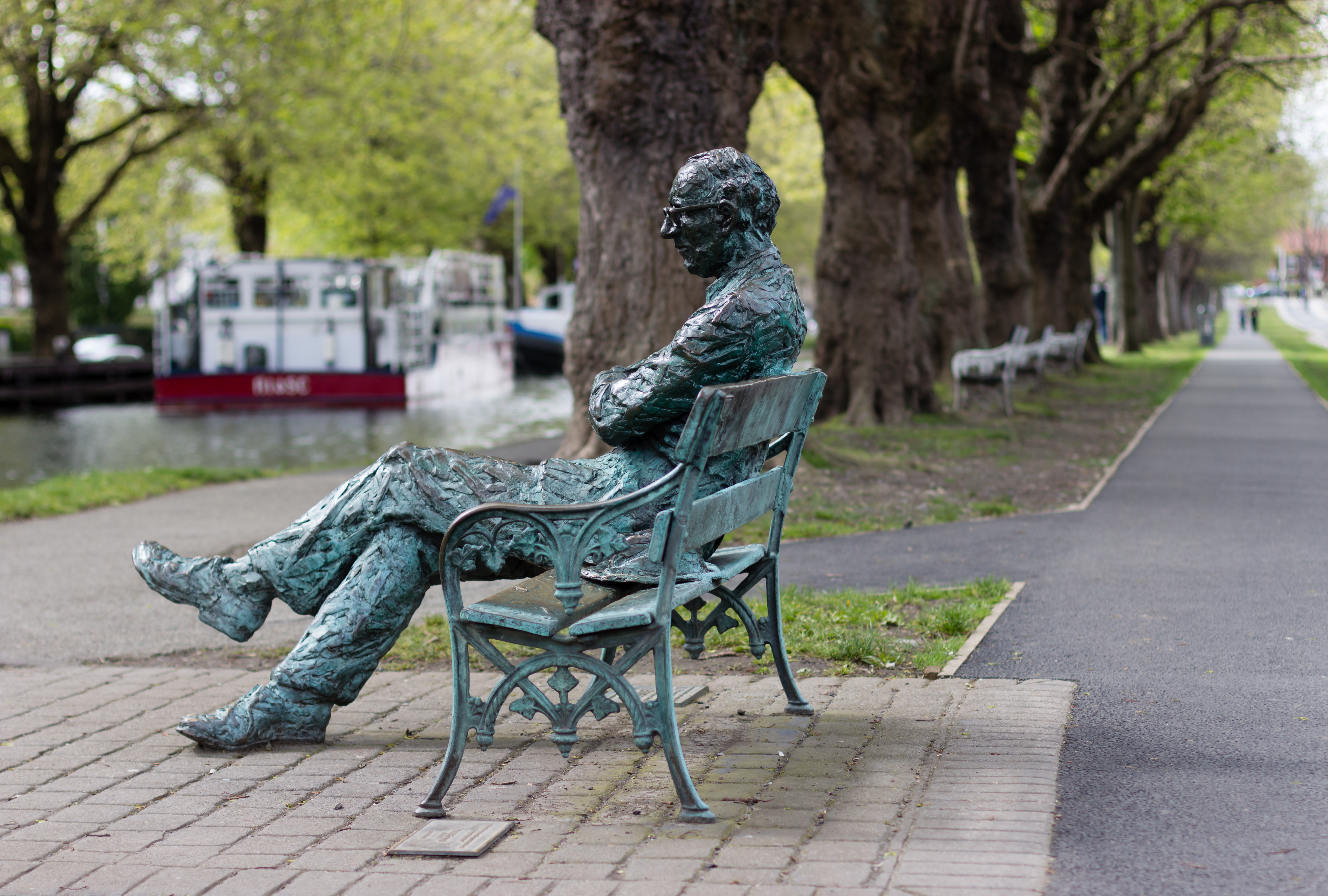 Patrick_Kavanagh_monument_at_Grand_Canal,_Dublin
