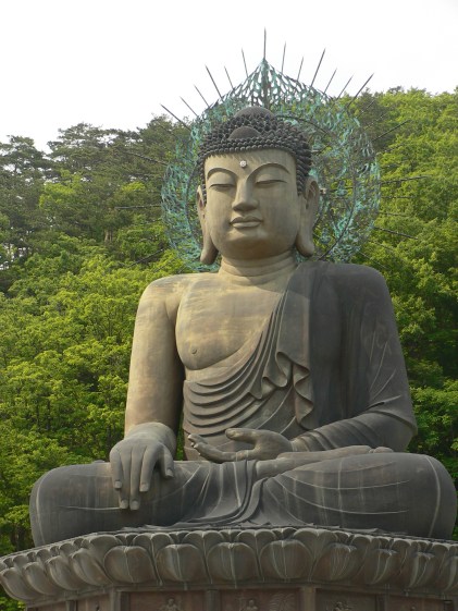 Korea-Seoraksan-Buddha-Statue-01