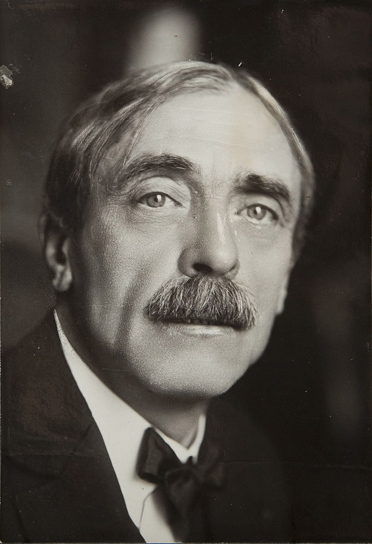 1200px-Paul_Valéry_-_photo_Henri_Manuel
