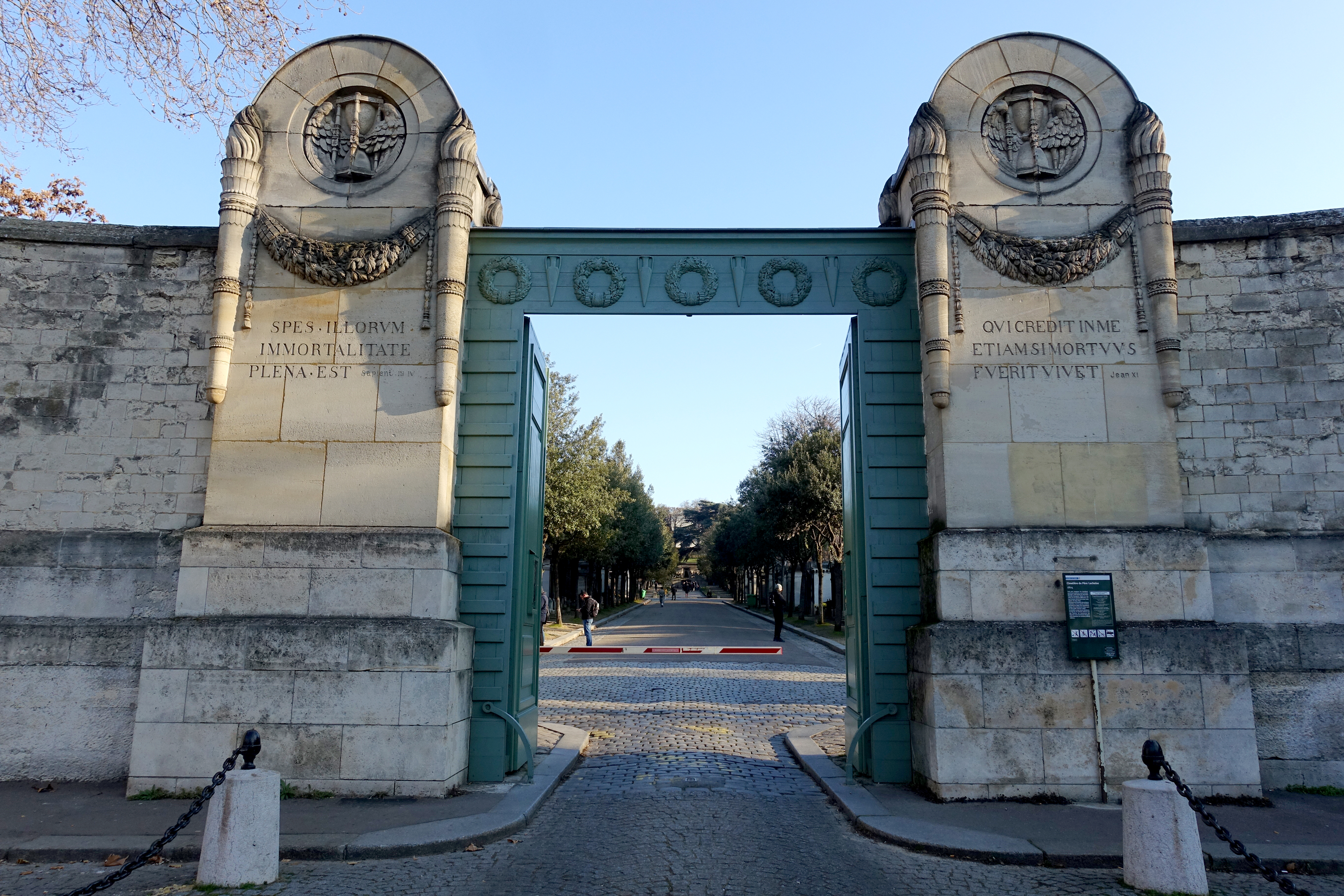 Entrance_gate,_Père_Lachaise_Cemetery,_Paris_4_December_2016_002