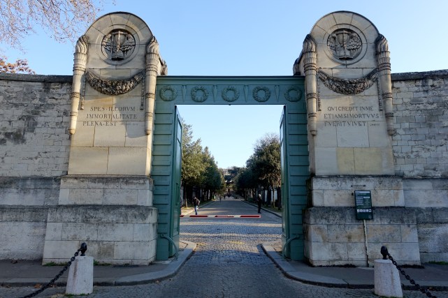 Entrance_gate,_Père_Lachaise_Cemetery,_Paris_4_December_2016_002